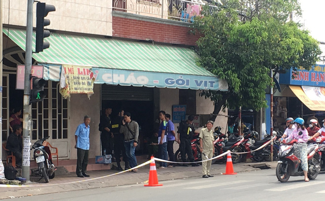 Người đàn ông gục trên vũng máu, nghi bị truy sát lúc rạng sáng Người đàn ông gục trên vũng máu, nghi bị truy sát lúc rạng sáng
