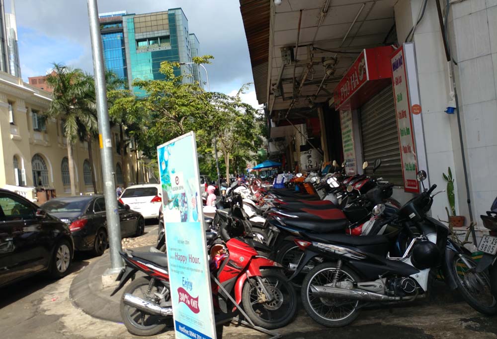 Sài Gòn ngày cuối năm như chưa có chiến dịch dẹp vỉa hè