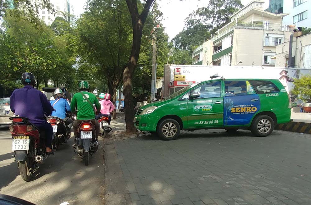 Sài Gòn ngày cuối năm như chưa có chiến dịch dẹp vỉa hè