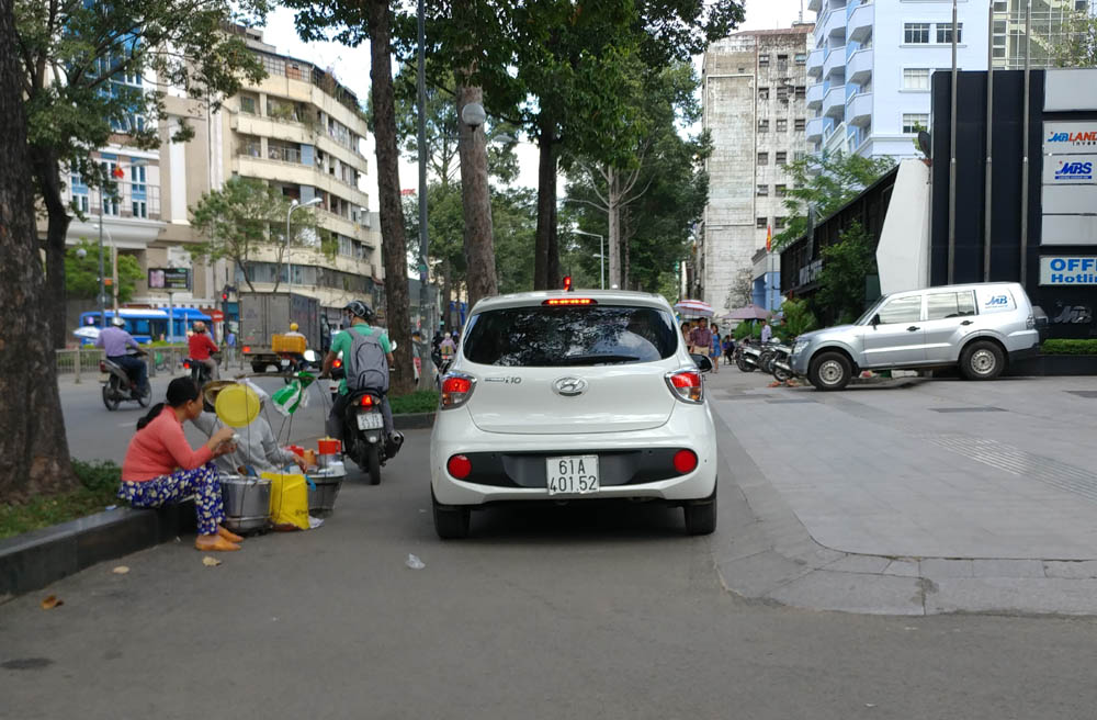 Sài Gòn ngày cuối năm như chưa có chiến dịch dẹp vỉa hè