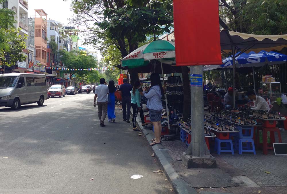 Sài Gòn ngày cuối năm như chưa có chiến dịch dẹp vỉa hè