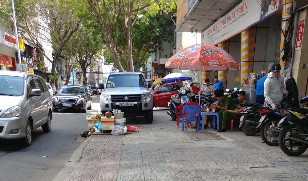 Sài Gòn ngày cuối năm như chưa có chiến dịch dẹp vỉa hè