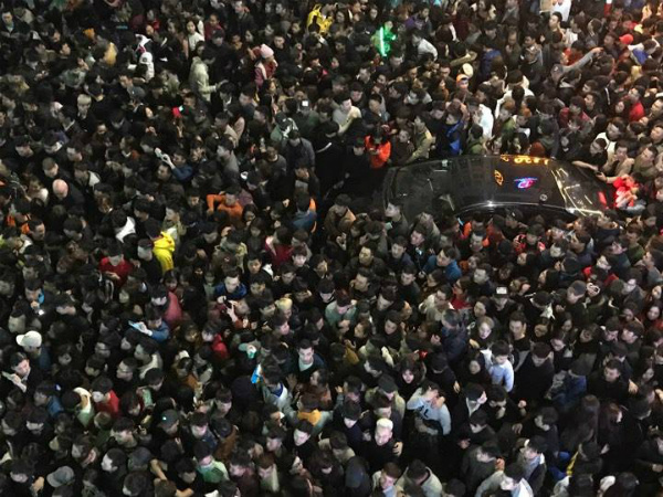 Biển người đón năm mới 2018 ở trung tâm Sài Gòn, Hà Nội