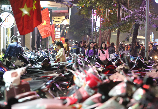 Biển người đón năm mới 2018 ở trung tâm Sài Gòn, Hà Nội Biển người đón năm mới 2018 ở trung tâm Sài Gòn, Hà Nội