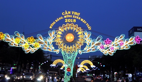 Biển người đón năm mới 2018 ở trung tâm Sài Gòn, Hà Nội