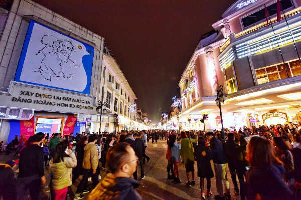 Biển người đón năm mới 2018 ở trung tâm Sài Gòn, Hà Nội