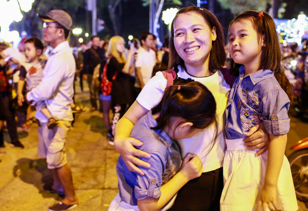 Biển người đón năm mới 2018 ở trung tâm Sài Gòn, Hà Nội