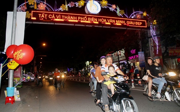 Biển người đón năm mới 2018 ở trung tâm Sài Gòn, Hà Nội