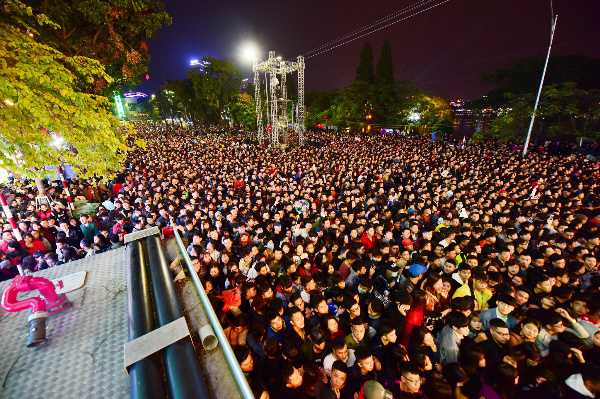 Biển người đón năm mới 2018 ở trung tâm Sài Gòn, Hà Nội