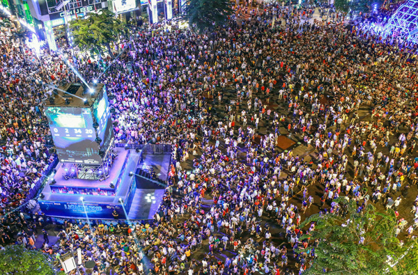 Biển người đón năm mới 2018 ở trung tâm Sài Gòn, Hà Nội