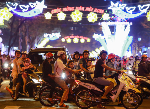 Biển người đón năm mới 2018 ở trung tâm Sài Gòn, Hà Nội