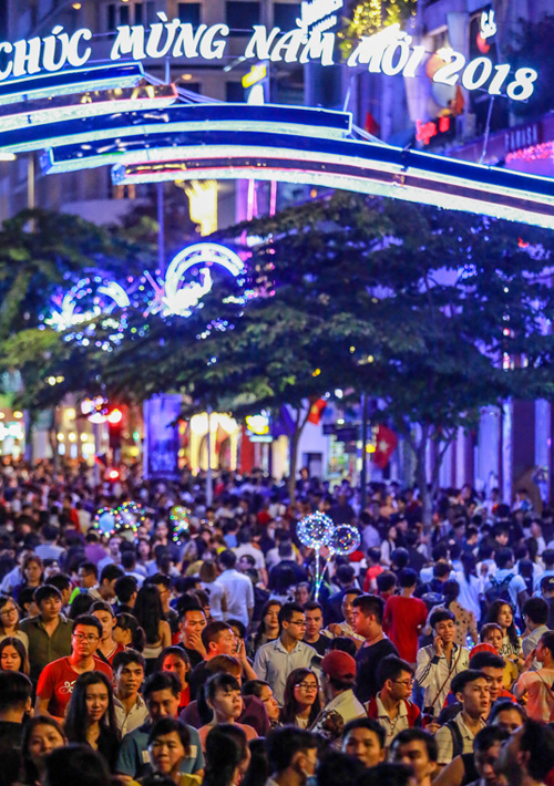 Biển người đón năm mới 2018 ở trung tâm Sài Gòn, Hà Nội