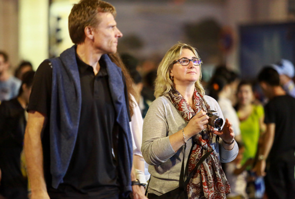 Biển người đón năm mới 2018 ở trung tâm Sài Gòn, Hà Nội