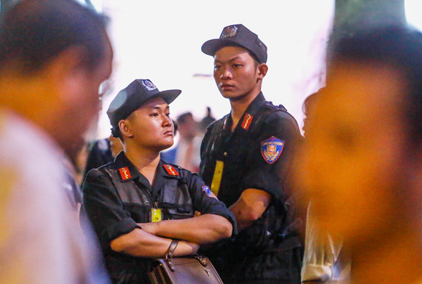 Biển người đón năm mới 2018 ở trung tâm Sài Gòn, Hà Nội