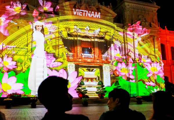 Biển người đón năm mới 2018 ở trung tâm Sài Gòn, Hà Nội