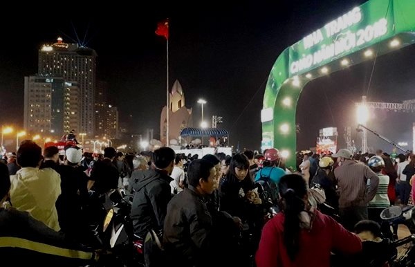 Biển người đón năm mới 2018 ở trung tâm Sài Gòn, Hà Nội