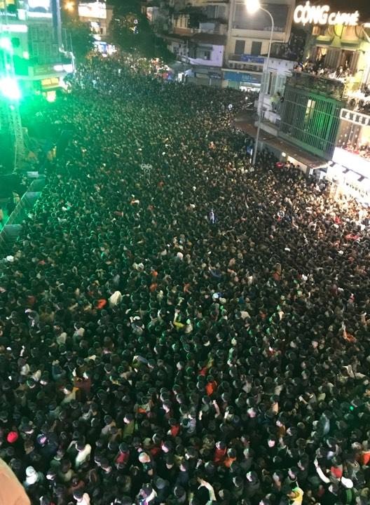 Biển người đón năm mới 2018 ở trung tâm Sài Gòn, Hà Nội