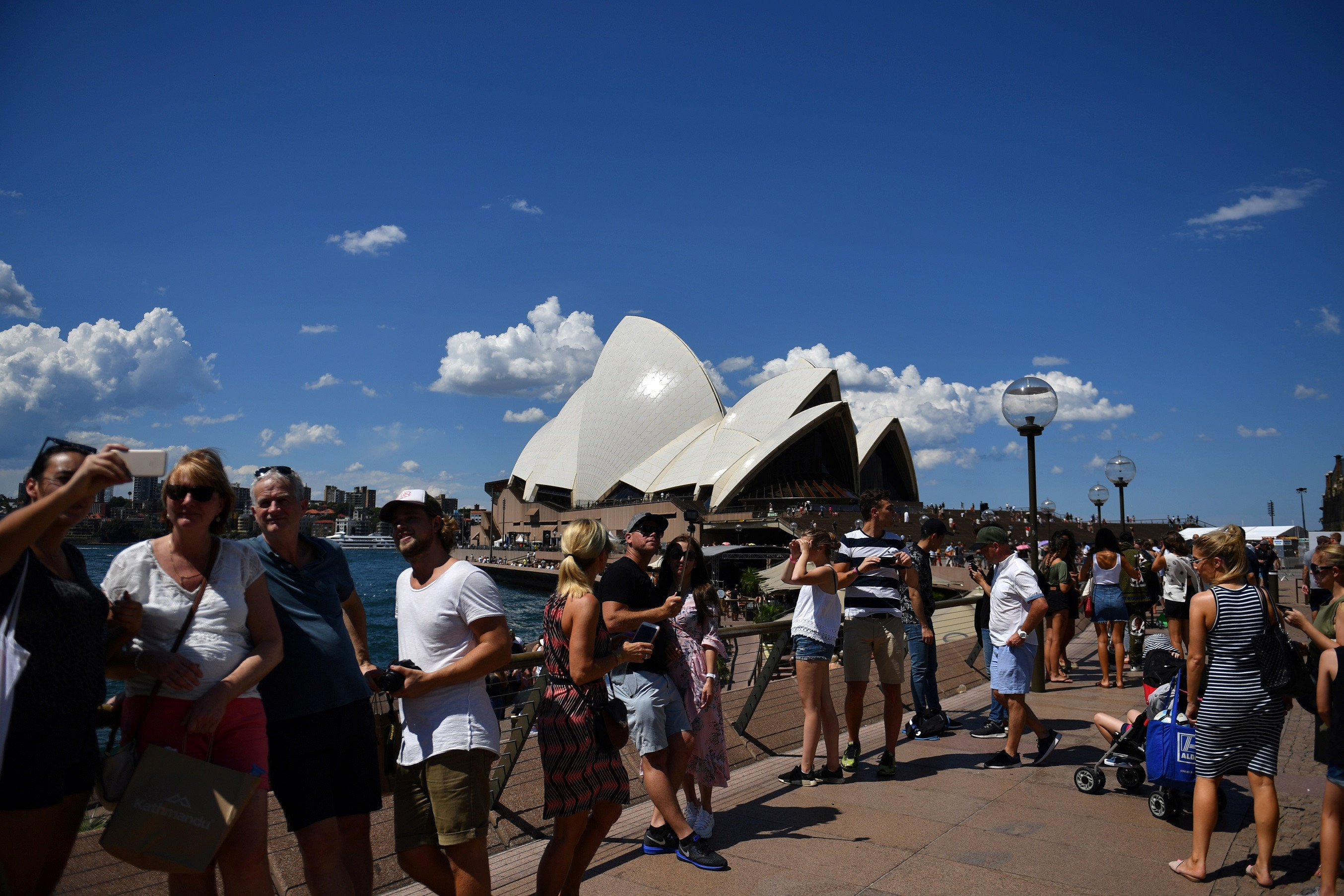 Dân Sydney vất vả tranh chỗ chờ xem pháo hoa đón năm mới