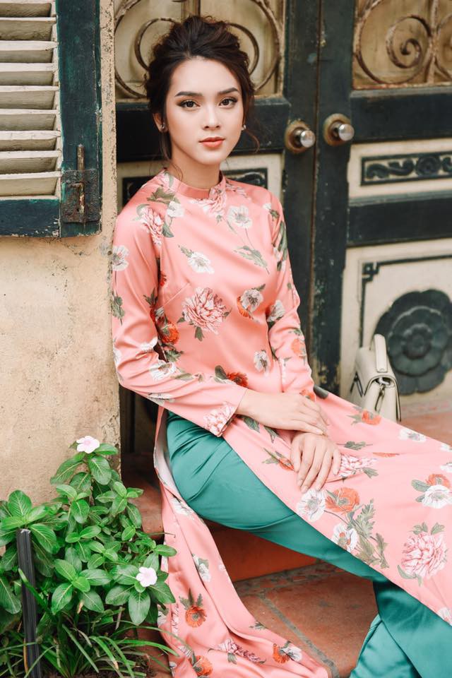 Chuẩn bị Tết tây, rục rịch Tết ta, loạt thương hiệu Việt đã tung các thiết kế áo dài duyên dáng đốn tim các nàng Chuẩn bị Tết tây, rục rịch Tết ta, loạt thương hiệu Việt đã tung các thiết kế áo dài duyên dáng đốn tim các nàng