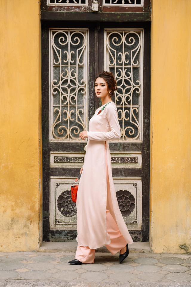 Chuẩn bị Tết tây, rục rịch Tết ta, loạt thương hiệu Việt đã tung các thiết kế áo dài duyên dáng đốn tim các nàng Chuẩn bị Tết tây, rục rịch Tết ta, loạt thương hiệu Việt đã tung các thiết kế áo dài duyên dáng đốn tim các nàng