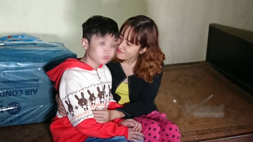 Bé trai bị bố và mẹ kế đánh rạn sọ não xin tha cho bố