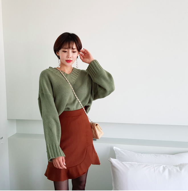 Áo len và chân váy: kết hợp thế nào để vừa ấm áp vừa gợi cảm, nữ tính trong đông này Áo len và chân váy: kết hợp thế nào để vừa ấm áp vừa gợi cảm, nữ tính trong đông này