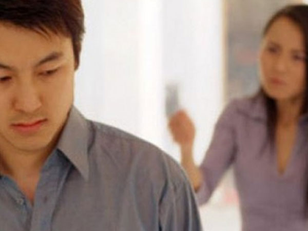 Thái độ lạ của chồng trên facebook tiết lộ chuyện ngoại tình