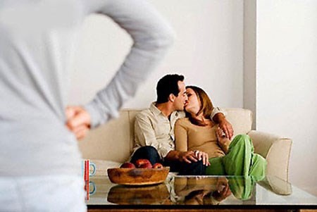 Bắt quả tang chồng ăn vụng tại nhà, vợ tống cổ cô bồ trẻ không mặc gì ra đường