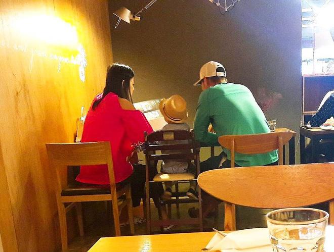 Mặc kệ showbiz đầy kẻ ngoại tình, các sao này luôn chung thủy với thanh mai trúc mã của mình