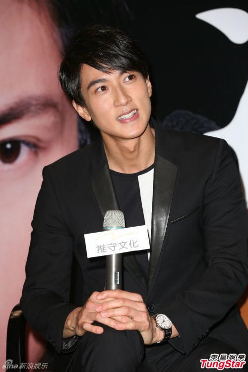 Mặc kệ showbiz đầy kẻ ngoại tình, các sao này luôn chung thủy với thanh mai trúc mã của mình