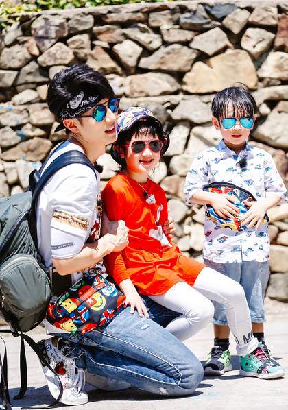 Mặc kệ showbiz đầy kẻ ngoại tình, các sao này luôn chung thủy với thanh mai trúc mã của mình