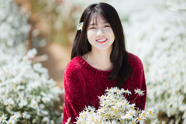 Say mê ngắm hot girl Sài thành đẹp như tranh vẽ bên cúc họa mi Hà Nội