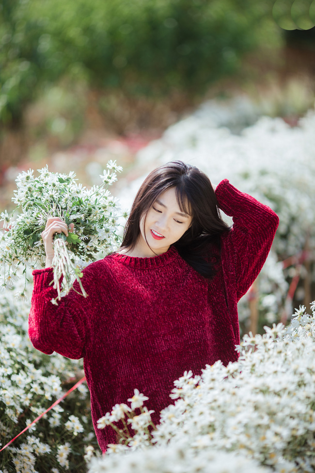 Say mê ngắm hot girl Sài thành đẹp như tranh vẽ bên cúc họa mi Hà Nội