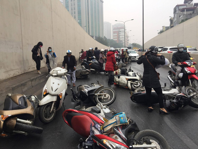 Hàng chục xe máy đang đổ la liệt trong hầm chui Kim Liên