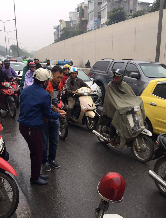 Hàng chục xe máy đang đổ la liệt trong hầm chui Kim Liên