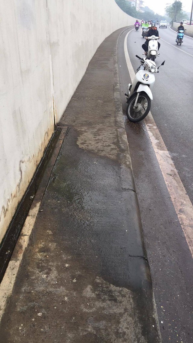 Hàng chục xe máy đang đổ la liệt trong hầm chui Kim Liên