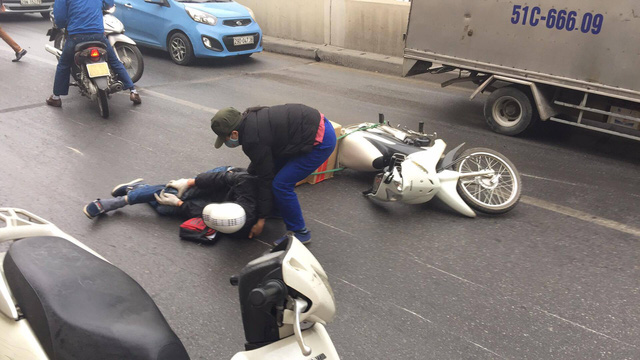 Hàng chục xe máy đang đổ la liệt trong hầm chui Kim Liên