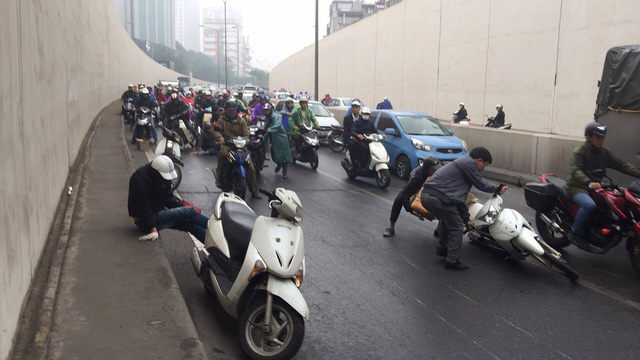 Hàng chục xe máy đang đổ la liệt trong hầm chui Kim Liên
