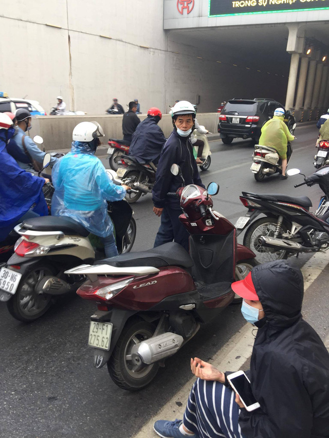 Hàng chục xe máy đang đổ la liệt trong hầm chui Kim Liên