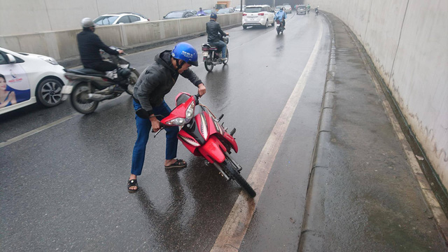 Hàng chục xe máy đang đổ la liệt trong hầm chui Kim Liên