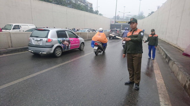 Hàng chục xe máy đang đổ la liệt trong hầm chui Kim Liên