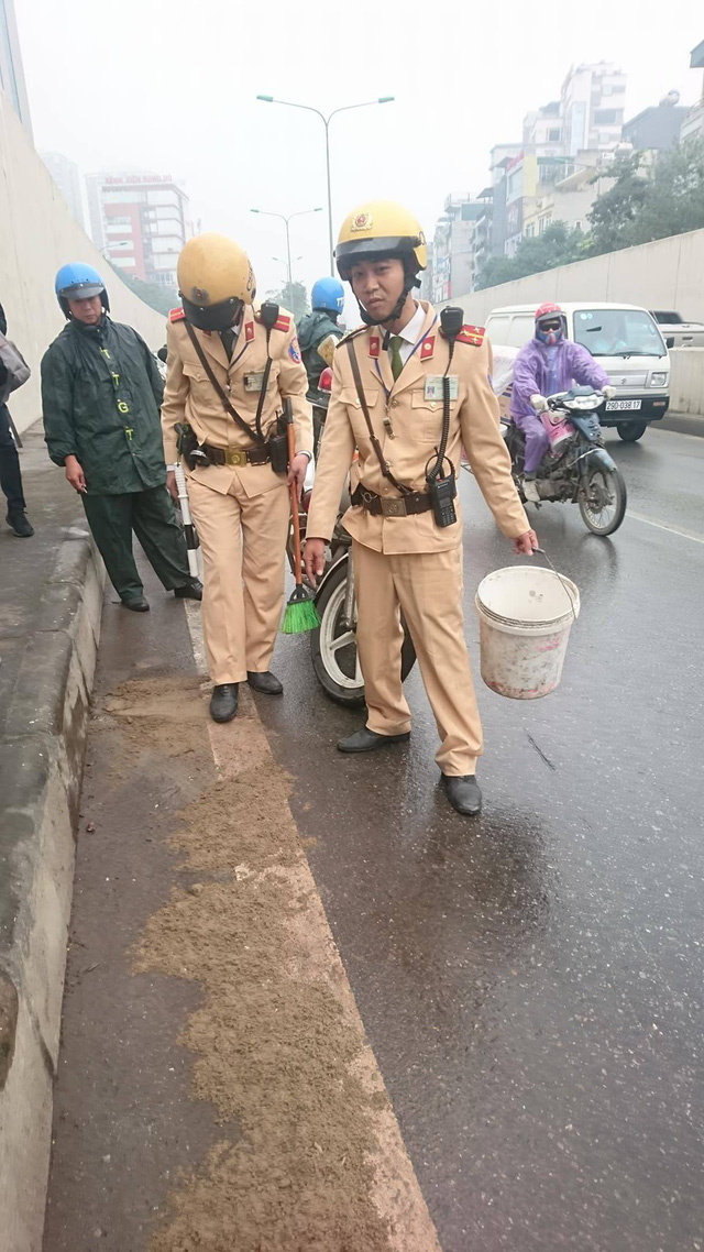 Hàng chục xe máy đang đổ la liệt trong hầm chui Kim Liên