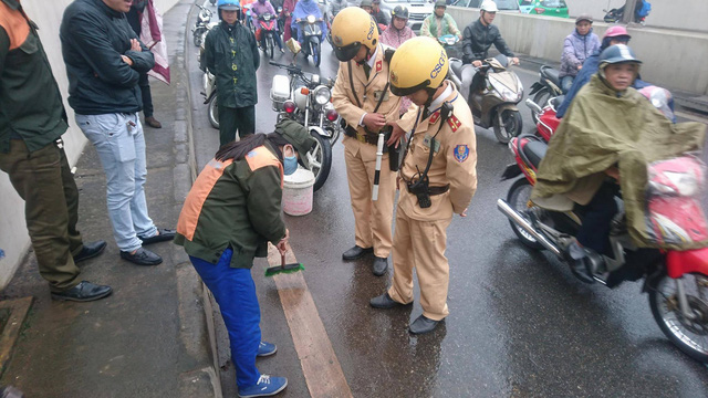 Hàng chục xe máy đang đổ la liệt trong hầm chui Kim Liên
