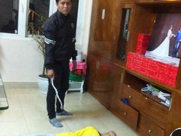 Bắt ông bố hành hạ con 10 tuổi suốt thời gian dài, từ 40kg còn 20kg, phải trốn về ông bà nội