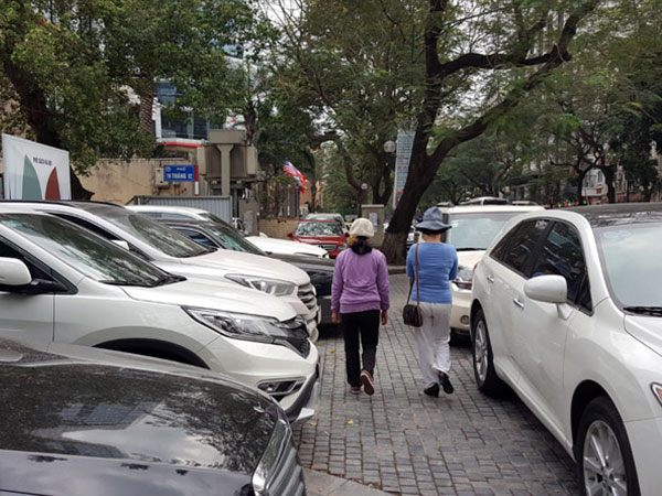 Tăng phí gấp 3: Vỉa hè băm nát, tiền vào túi ai?