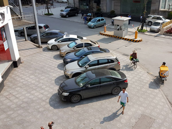 Tăng phí gấp 3: Vỉa hè băm nát, tiền vào túi ai?