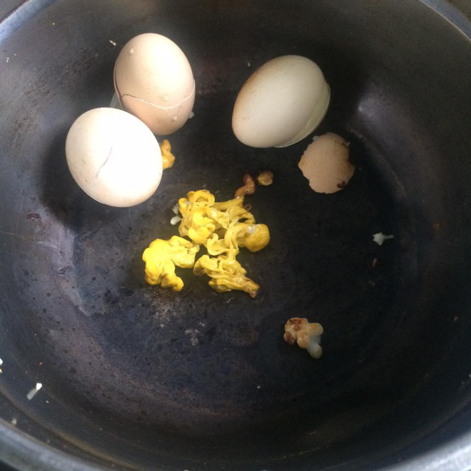 Cười rụng rốn với những pha mất não của hội mẹ bỉm sau sinh: Cá kho hóa cá thui rơm, tương ớt thành tương than