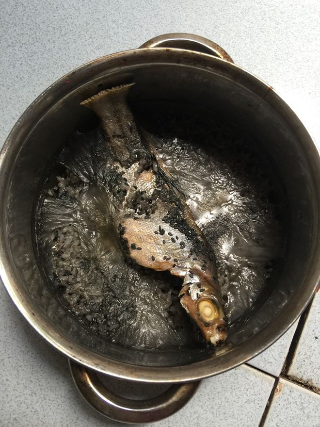 Cười rụng rốn với những pha mất não của hội mẹ bỉm sau sinh: Cá kho hóa cá thui rơm, tương ớt thành tương than