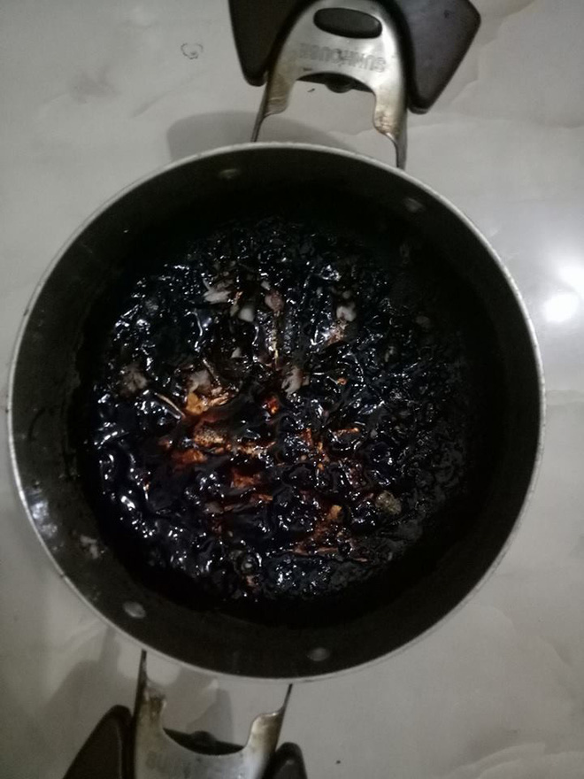 Cười rụng rốn với những pha mất não của hội mẹ bỉm sau sinh: Cá kho hóa cá thui rơm, tương ớt thành tương than