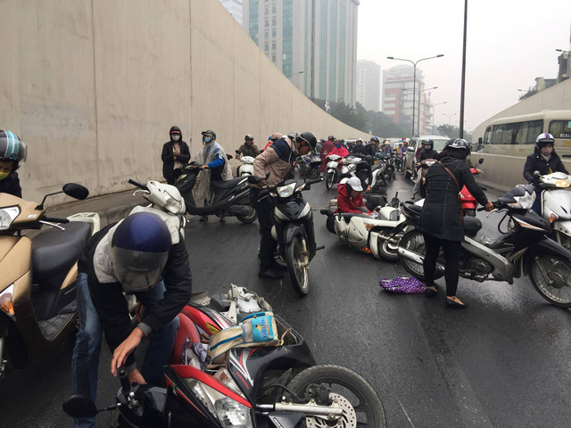 Hàng chục xe máy đang đổ la liệt trong hầm chui Kim Liên